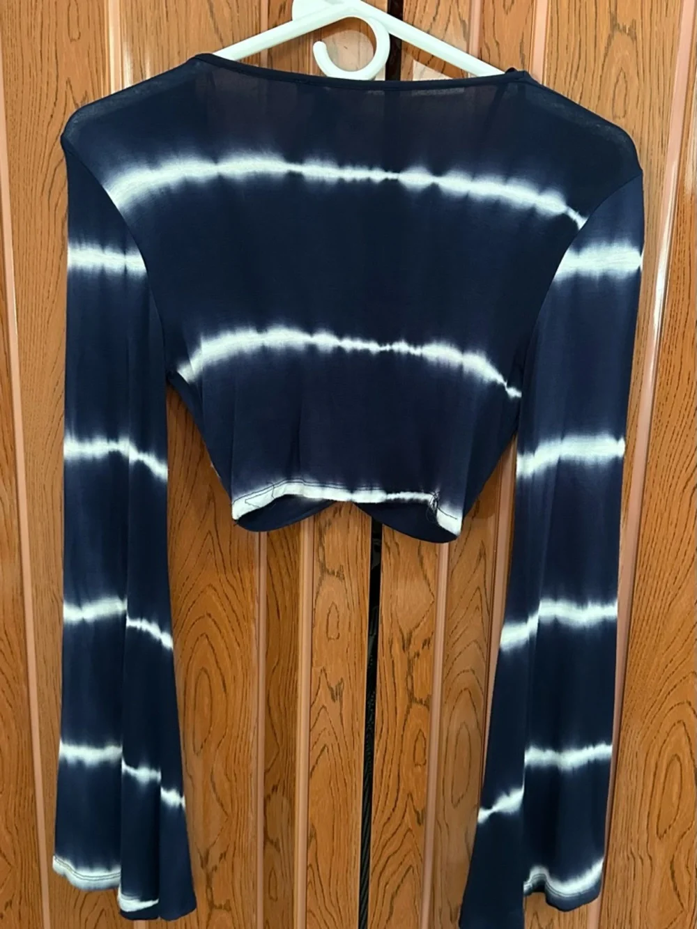 Forever 21 Twist Front Tie Dye Crop Top Blue Long Sleeve Boho Festival - Picture 2 of 7